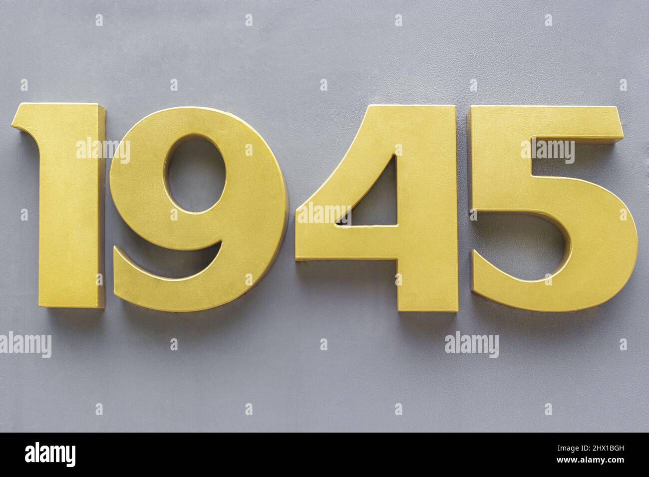 Numeri di metallo volumetrici 1945 su sfondo grigio. 1945 - la fine della Grande Guerra Patriottica. Foto Stock