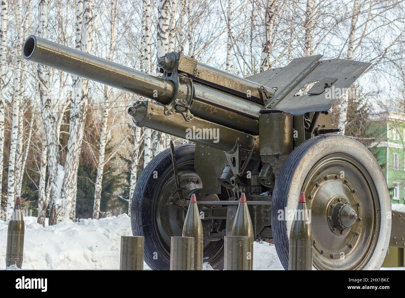 Howitzer-pistola. Pistola d'artiglieria del periodo della seconda Guerra Mondiale, monumento militare storico a Novosibirsk. Esposizione della tecnica e dell'armamento. Il monumento della gloria Foto Stock