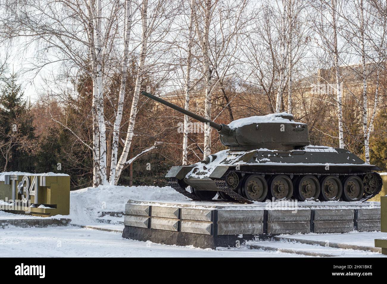 Carro armato sovietico T-34 dal periodo della seconda Guerra Mondiale, monumento militare storico a Novosibirsk. Esposizione della tecnica e dell'armamento. Foto Stock