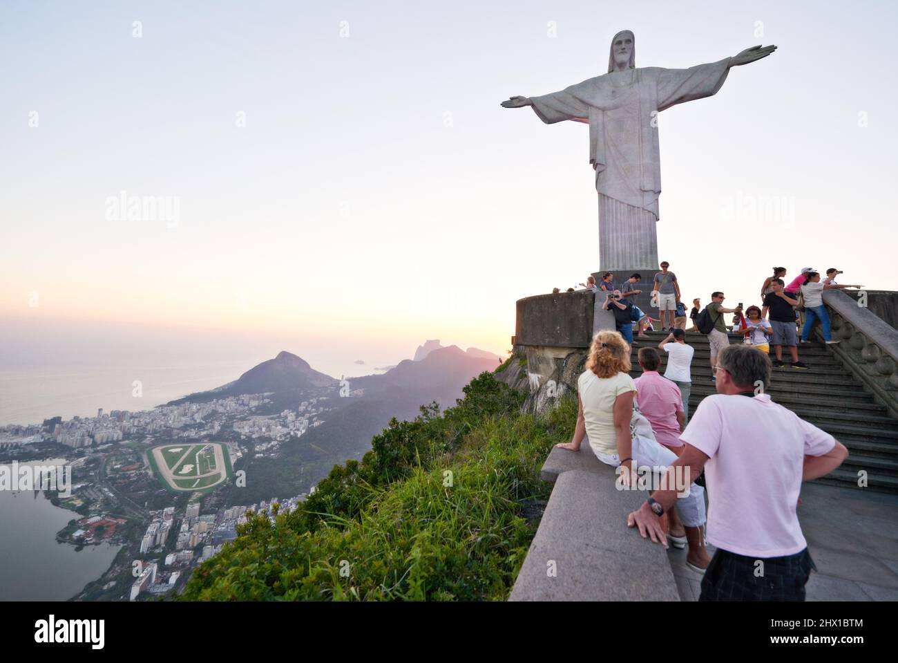 Ispirazione di viaggio. Un gruppo di turisti sul sentiero per vedere la statua, Cristo Redentore a Rio. Foto Stock