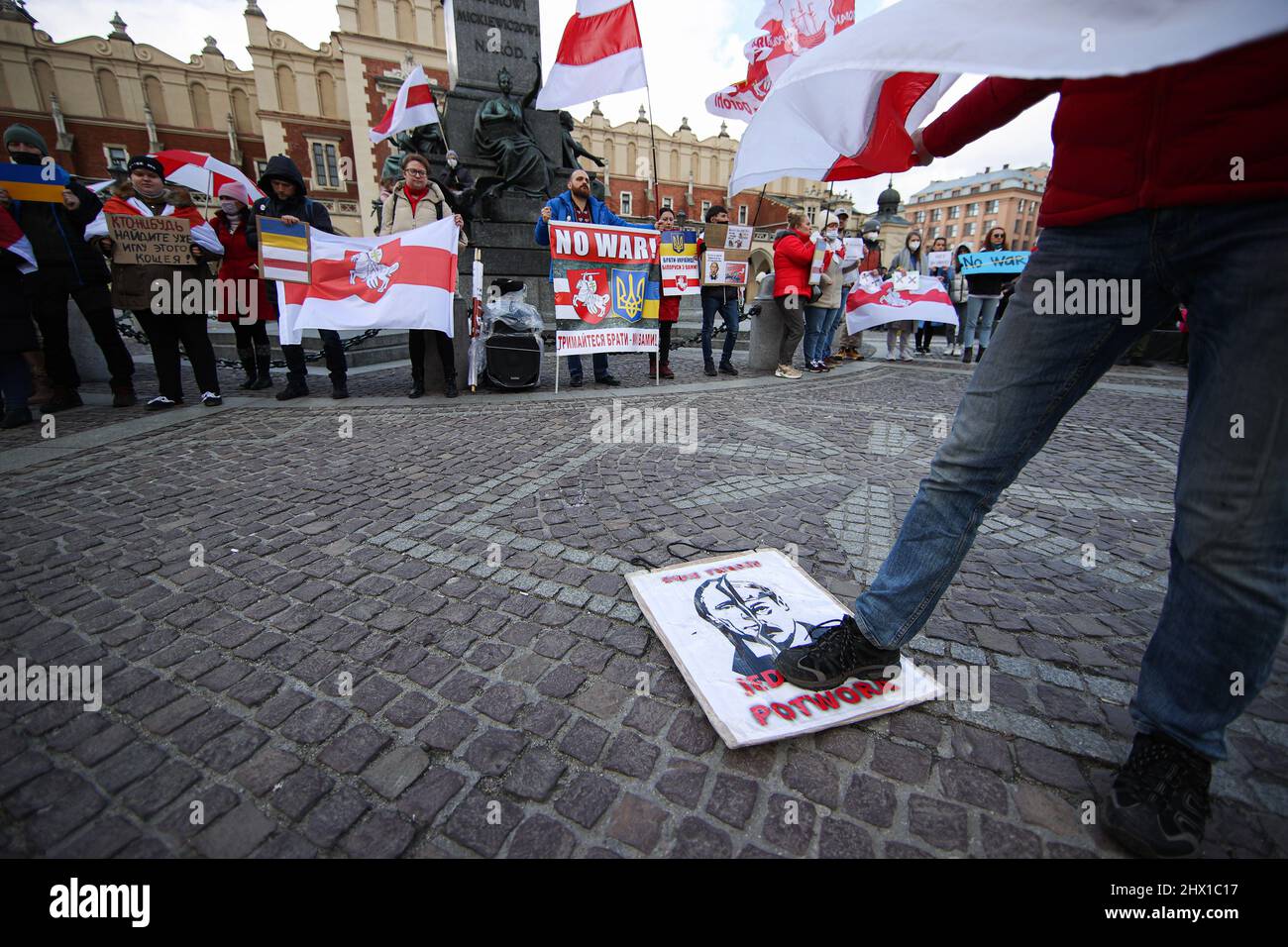 Cracovia, Polonia. 27th Feb 2022. Durante la manifestazione, un manifestante scredita un'illustrazione della caricatura di metà Putin e metà Hitler.dopo l'aggressione della Russia all'Ucraina nel febbraio di quest'anno, la gente di tutto il mondo ha protestato per dimostrare sostegno al paese attaccato. Uno di loro è stata una manifestazione organizzata dai bielorussi che vivono a Cracovia, chiedendo la libera Ucraina e Bielorussia. (Credit Image: © Vito Corleone/SOPA Images via ZUMA Press Wire) Foto Stock