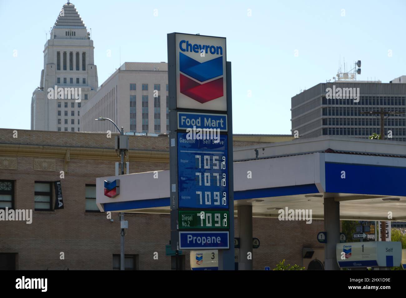 I prezzi del gas superiori a $7 per gallone sono esposti ad un emporio di Chevron Food Mart, martedì, 8 marzo 2022, nel centro, Los Angeles. Foto Stock