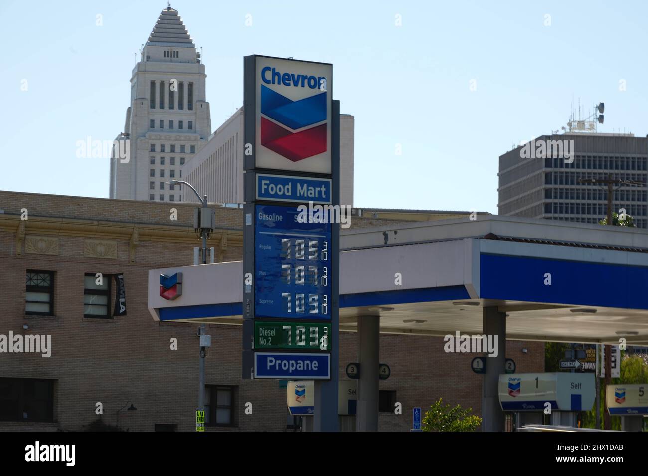 I prezzi del gas superiori a $7 per gallone sono esposti ad un emporio di Chevron Food Mart, martedì, 8 marzo 2022, nel centro, Los Angeles. Foto Stock