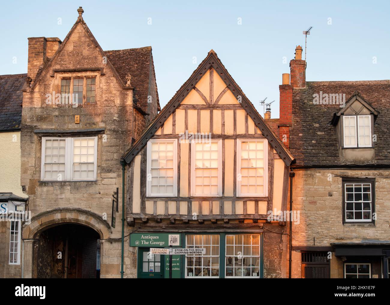 Burford alta strada periodo case finestre e tetti in marzo all'alba. Burford, Cotswolds, Oxfordshire, Inghilterra Foto Stock