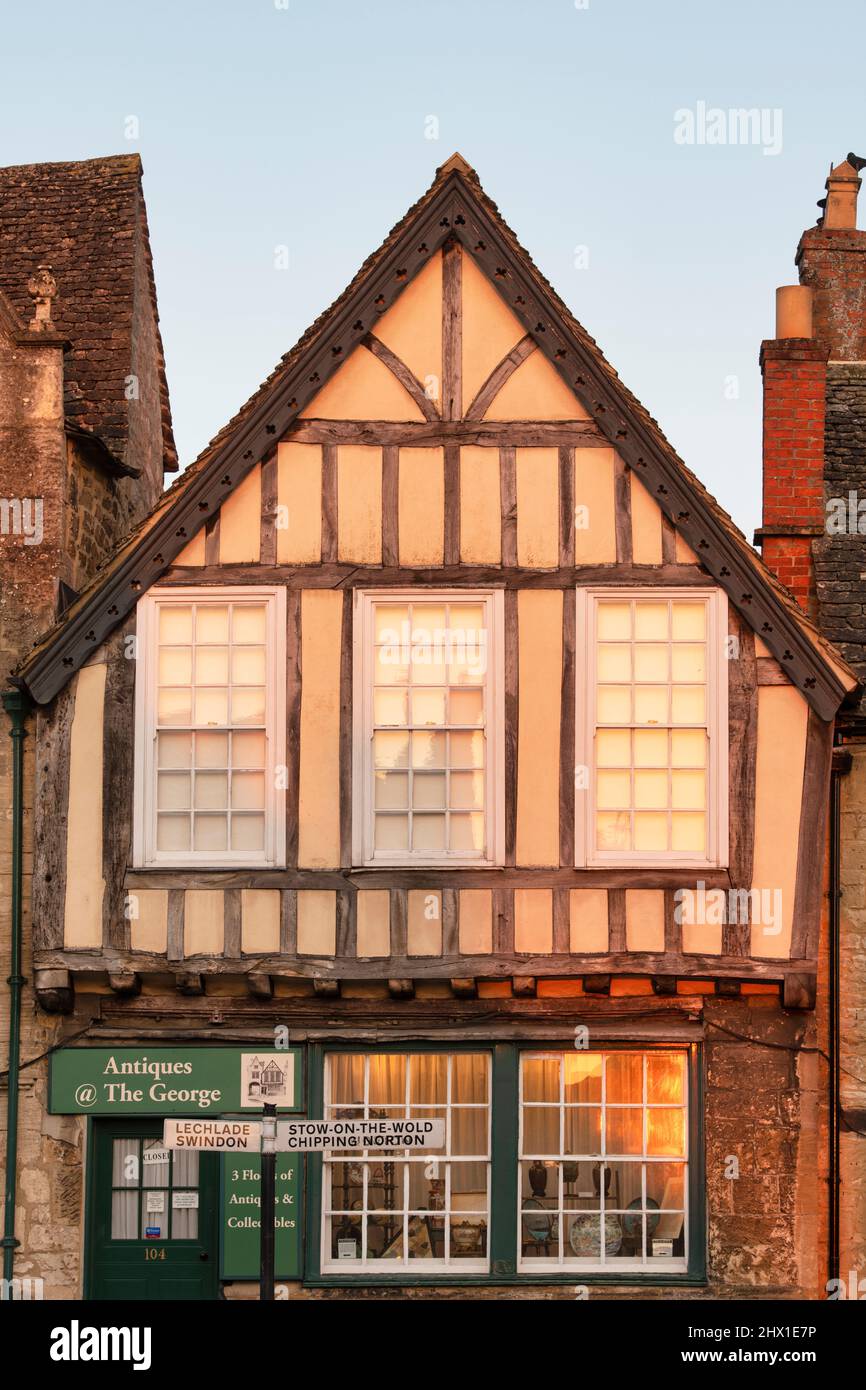 Burford alta strada periodo case finestre e tetti in marzo all'alba. Burford, Cotswolds, Oxfordshire, Inghilterra Foto Stock
