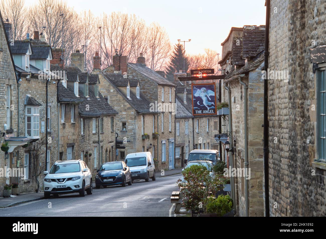Witney Street all'alba nel mese di marzo. Burford, Cotswolds, Oxfordshire, Inghilterra Foto Stock