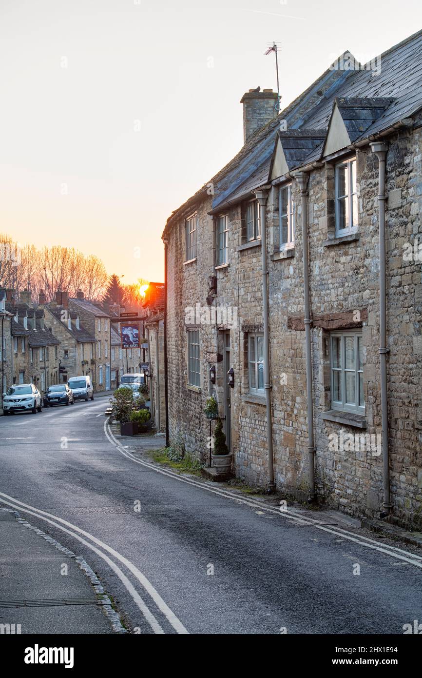 Witney Street all'alba nel mese di marzo. Burford, Cotswolds, Oxfordshire, Inghilterra Foto Stock