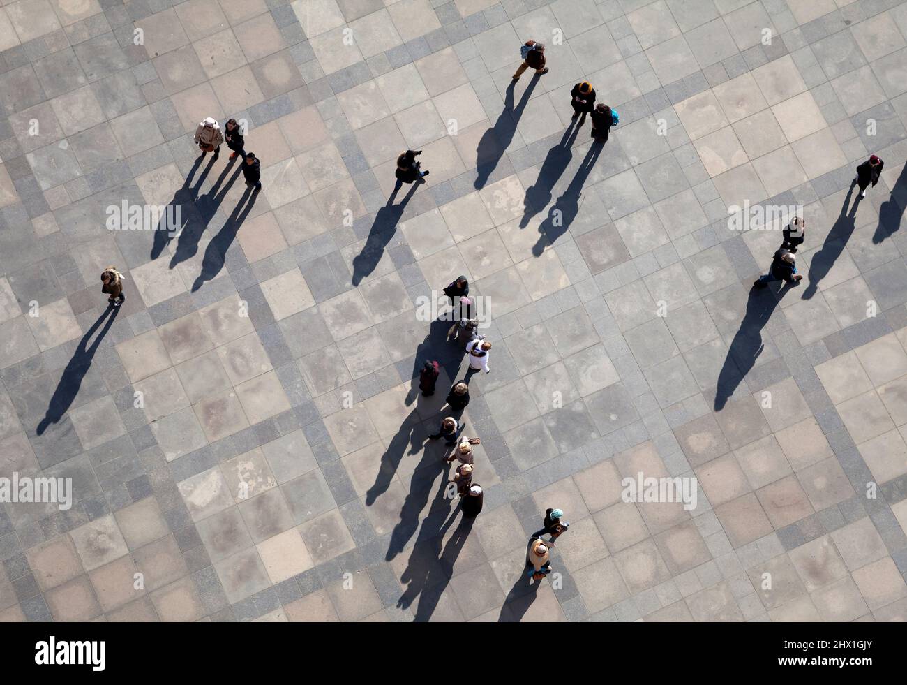 PRAGA, REPUBBLICA CECA - 19 FEBBRAIO 2015 - persone per strada, vista dall'alto Foto Stock