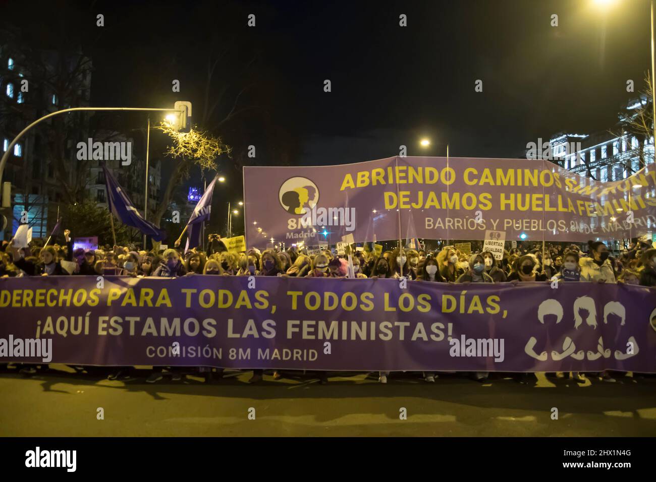 Madrid, Madrid, Spagna. 8th Mar 2022. Il movimento femminista si è fratturato nel 8M con due diverse manifestazioni e alternative l'una all'altra sono state allo stesso tempo nel centro di Madrid. Quello tradizionale convocato dalla Commissione del 8M e quello convocato dalle femministe contro la Legge trascorsa del Governo. Tuttavia, il motto è stato ancora una volta "diritti per tutti, ogni giorno”, che ha riunito la maggior parte dei manifestanti della Giornata internazionale della donna nelle strade di Madrid, anche se con cifre notevolmente inferiori rispetto a prima della pandemia. (Credit Image: © Alberto Sibaj Foto Stock