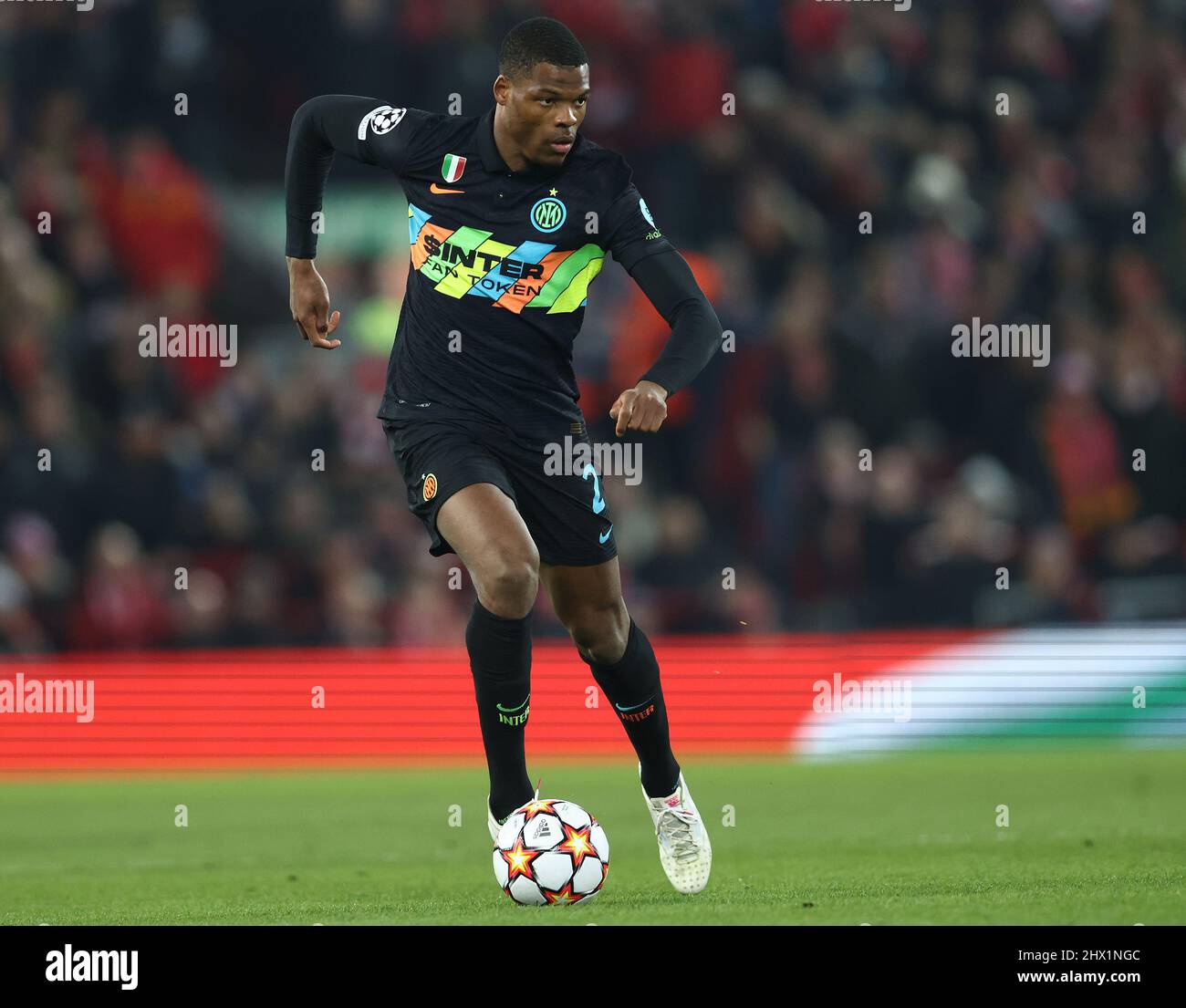 Liverpool, Inghilterra, 8th marzo 2022. Denzel Dumfries di Internazionale durante la partita UEFA Champions League ad Anfield, Liverpool. Il credito dovrebbe essere: Darren Staples / Sportimage Foto Stock