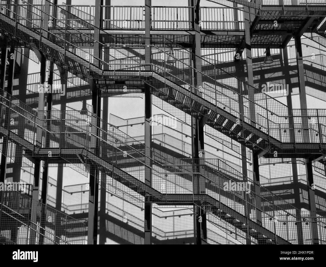 Foto architettonica di belle arti di diverse scale in acciaio che vanno in molte direzioni Foto Stock