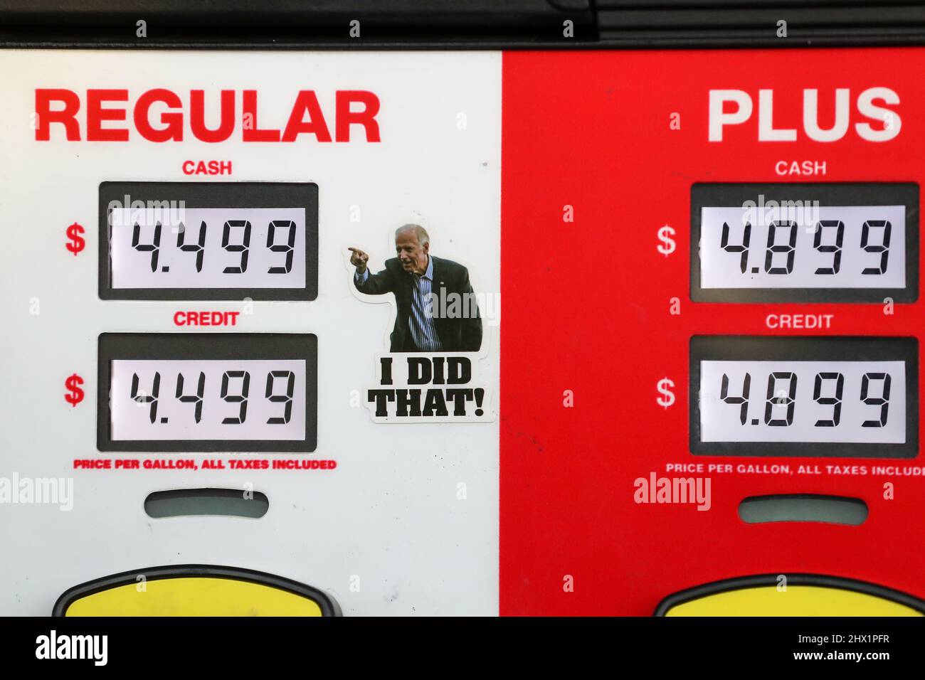 Un adesivo satirico del presidente americano Joe Biden è collocato su una pompa a gas in una stazione di Turkey Hill. AAA ha riferito che il prezzo medio nazionale per un gallone di gas negli Stati Uniti era un record di 4,173 dollari. Foto Stock