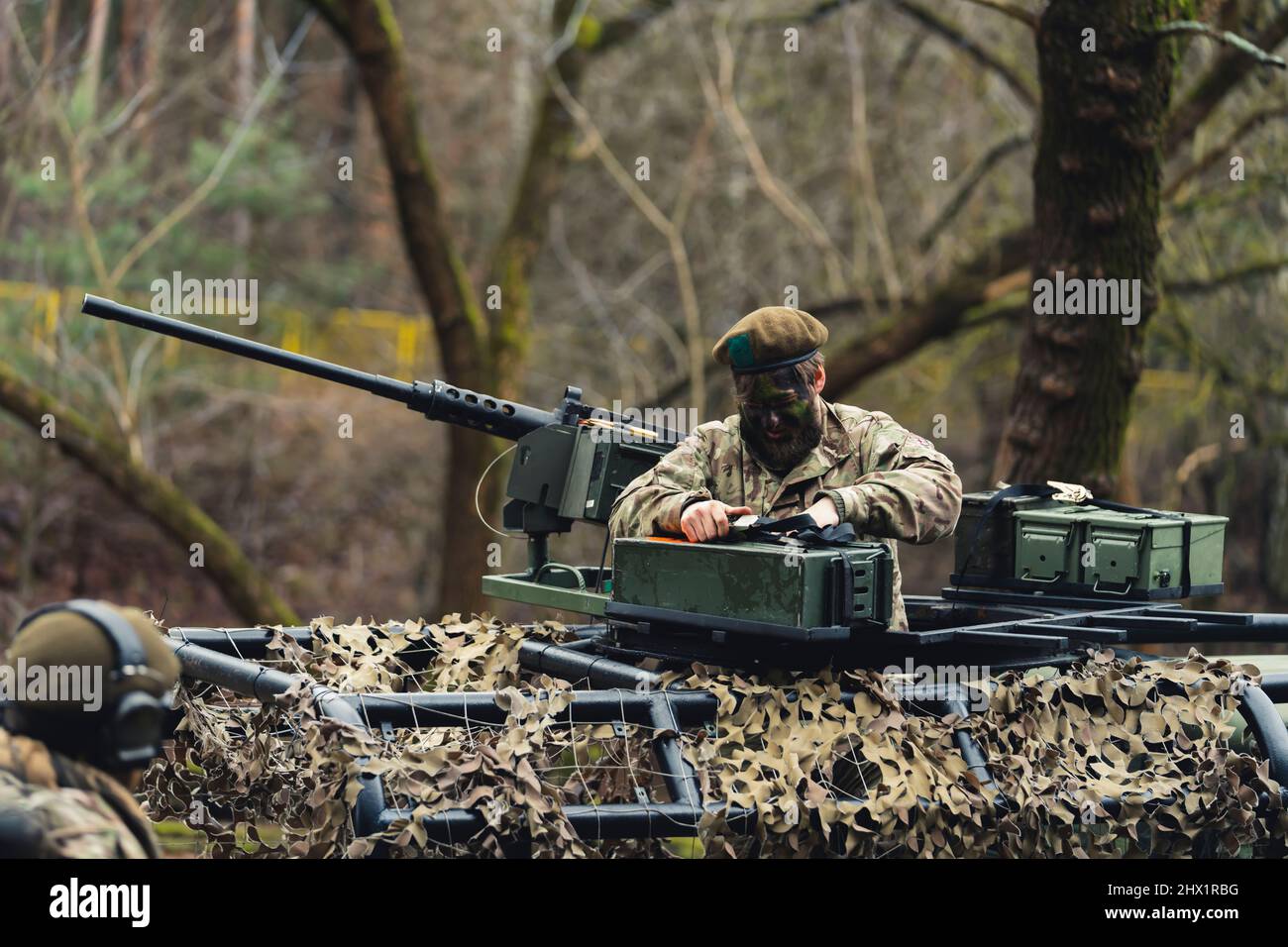 Controllo delle scorte di blottes blindate in camion da attacco camuffato . Foto di alta qualità Foto Stock
