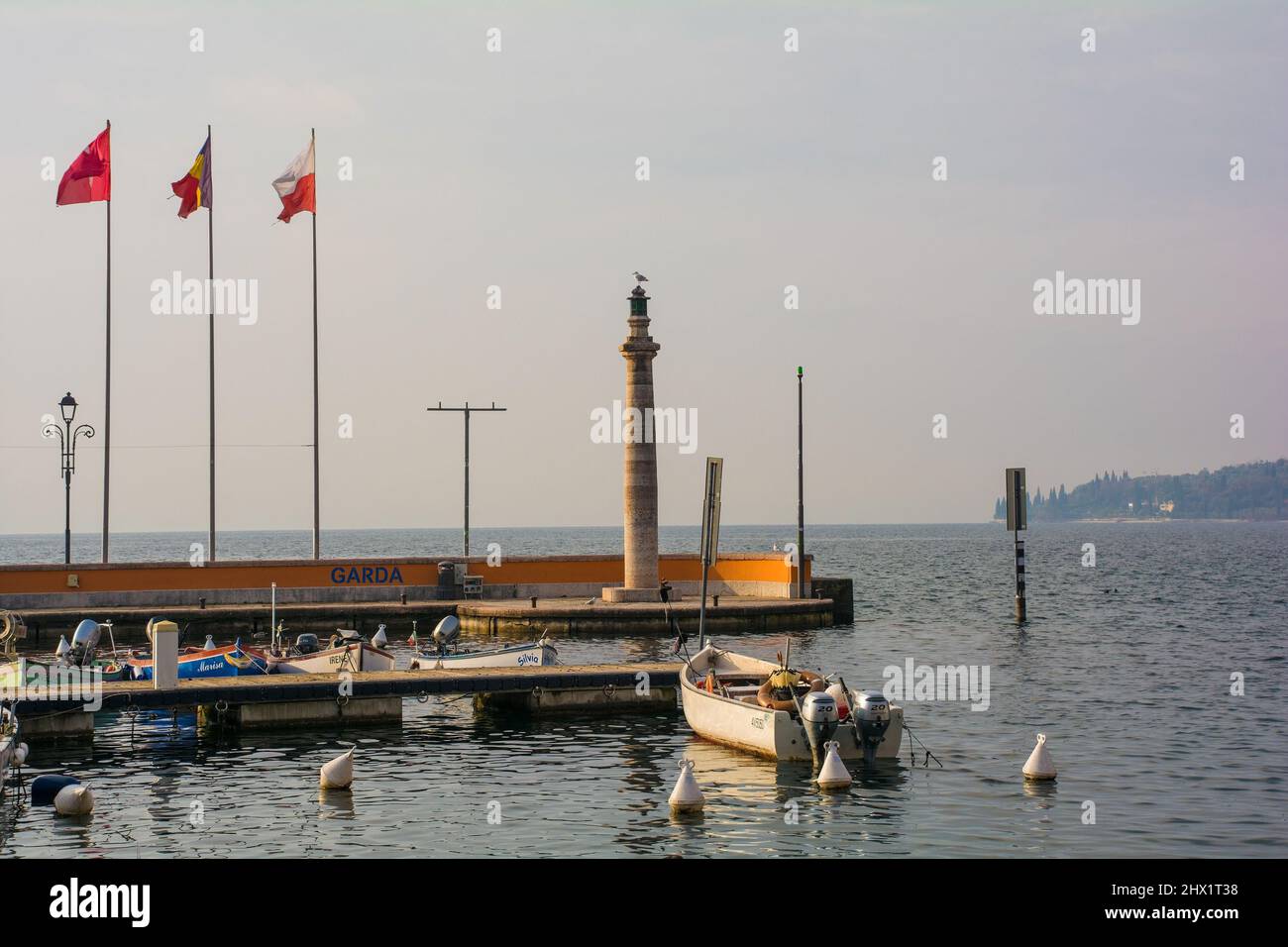 Garda, Italia - Dicembre 27th 2021. Un molo sul lungomare della città di Garda sulla riva orientale del lago di Garda, provincia di Verona, Veneto, nord-est Italia Foto Stock