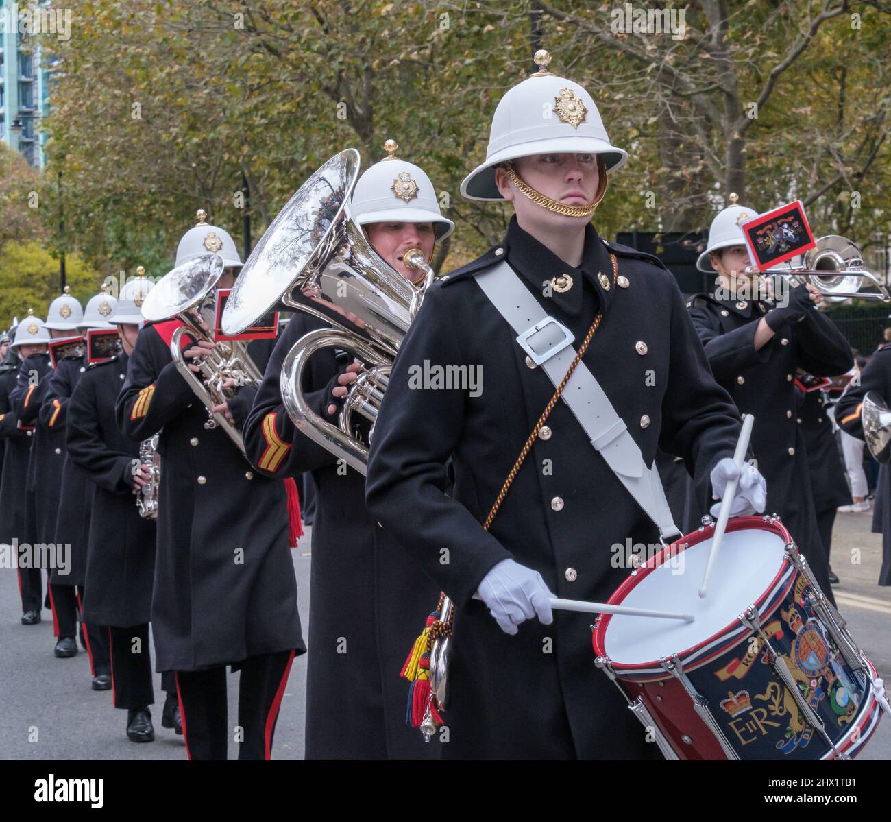 Band dei Royal Marines del Commando Training Center nel Lord Mayor’s Show 2021, Victoria Embankment, Londra, Inghilterra, Regno Unito. Foto Stock