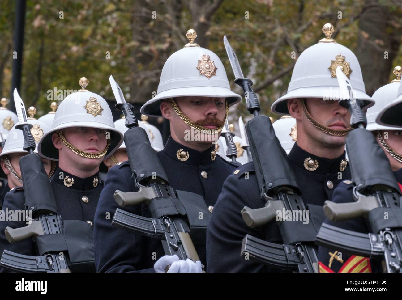 Primo piano dei Royal Marines che marciano nel Lord Mayor’s Show 2021, Victoria Embankment, Londra, Inghilterra, Regno Unito. Foto Stock