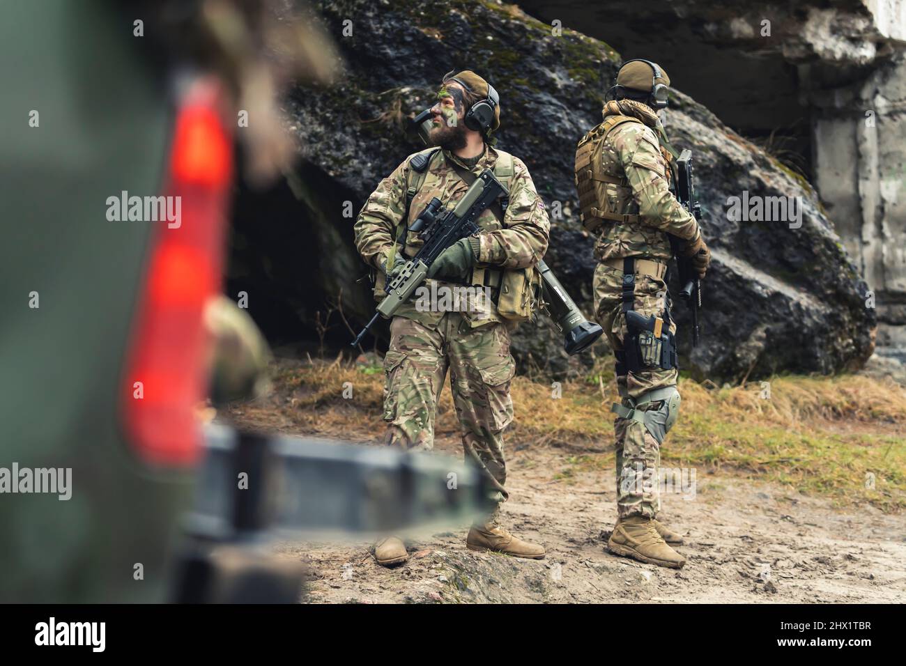 Soldati indifesi si sono bloccati sull'isola nemica isolata. Foto di alta qualità Foto Stock