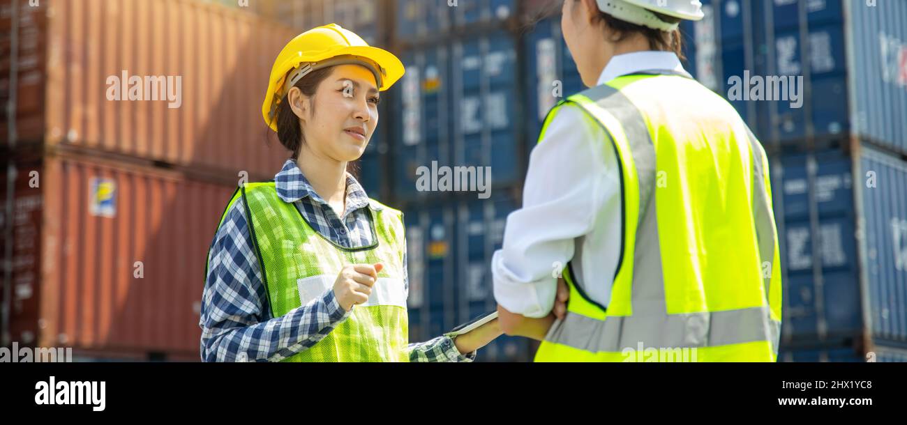 i tecnici lavorano e parlano con il team nel luogo di spedizione Foto Stock