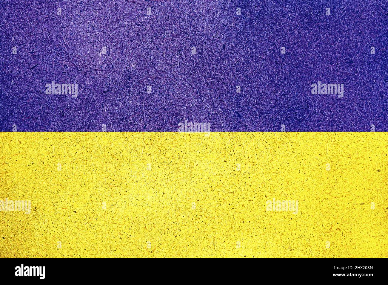 Tessitura di materiale di legno. Colore a colori della bandiera Ucraina. Sfondo astratto. Simbolo di eroica resistenza dell'Ucraina contro gli invasi russi Foto Stock