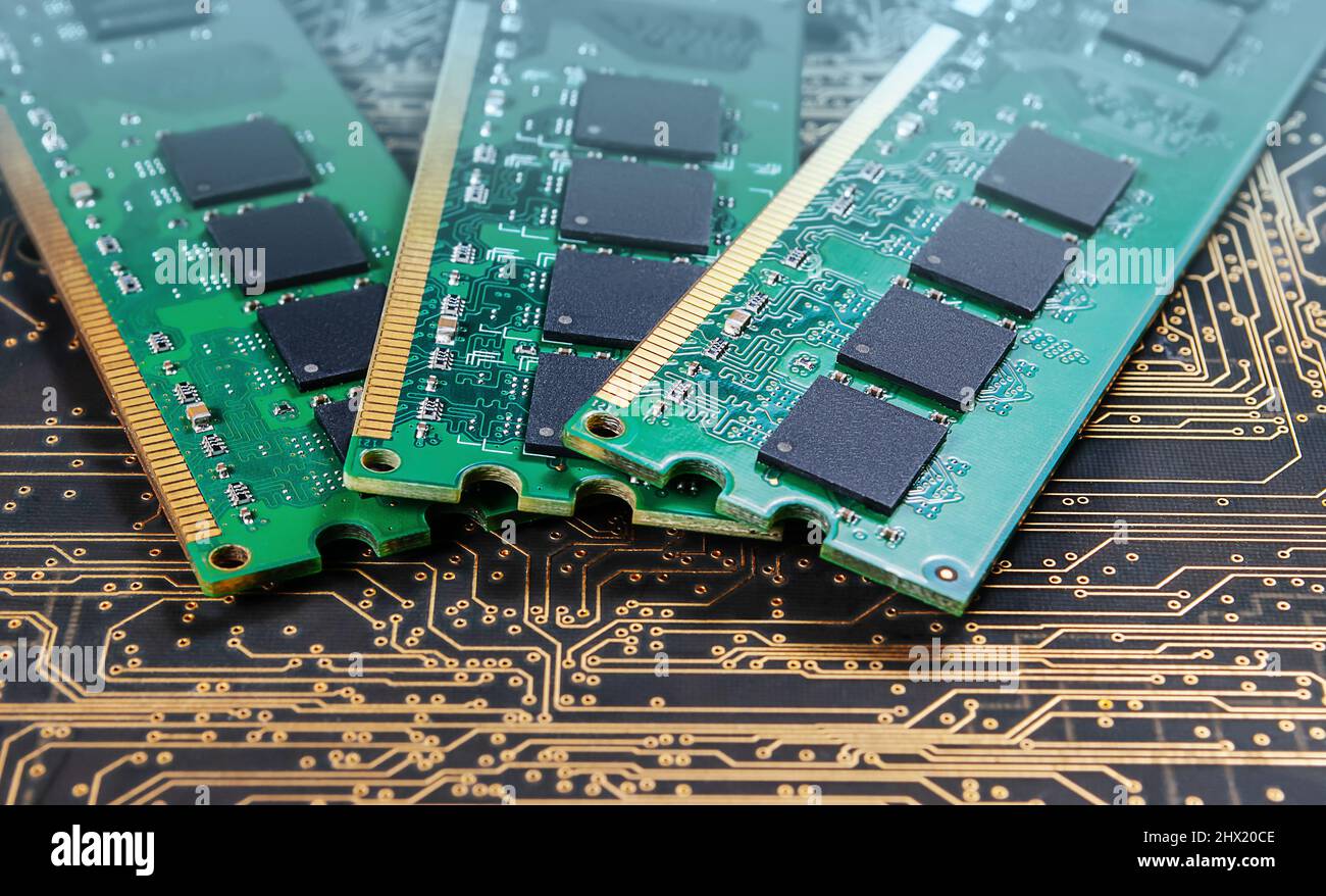 moduli di memoria per computer sullo sfondo della scheda a circuito stampato nera con fili dorati Foto Stock
