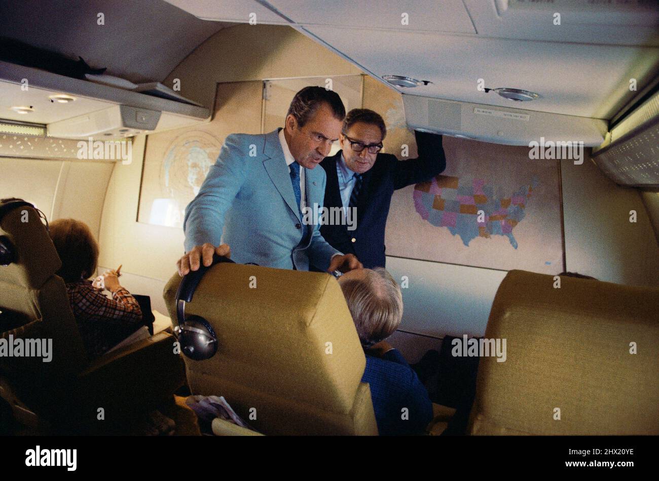 A BORDO DELL'AERONAUTICA MILITARE UNO - 20 febbraio 1972 - il presidente degli Stati Uniti Richard Nixon conferisce al personale Henry Kissinger e William P Rogers, a bordo dell'aeronautica militare o Foto Stock
