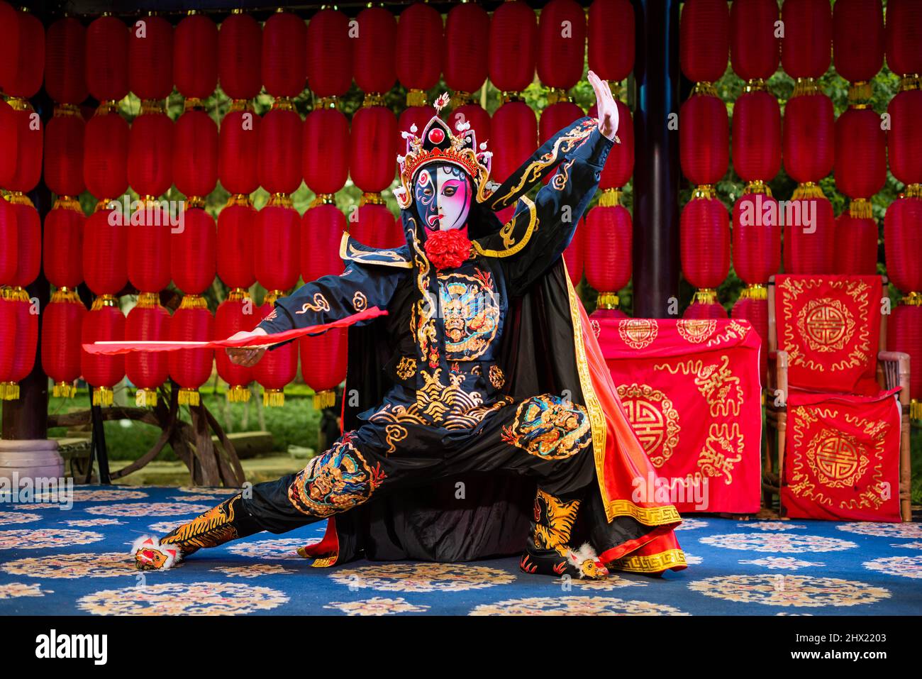 Sichuan opera maschera cambio - biano lian - esecutore in un teahouse cinese Foto Stock