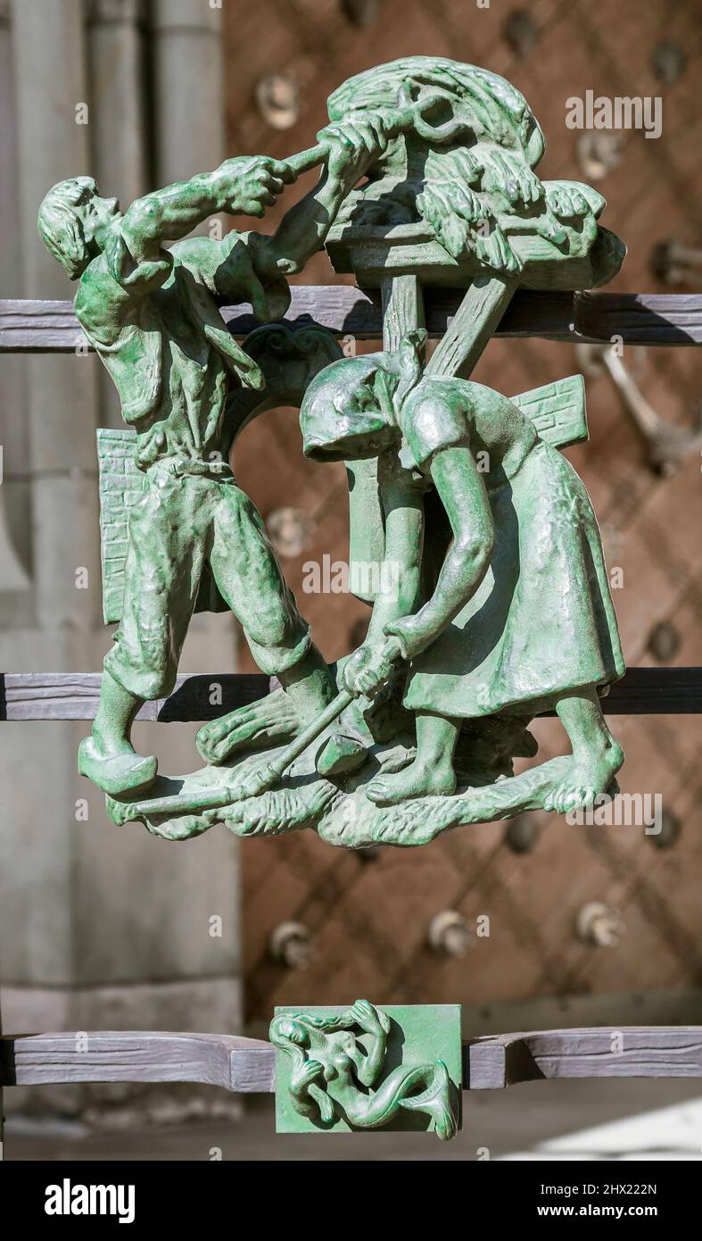 Statua di segno zodiaco sulla ringhiera della cattedrale di San Vito Foto Stock
