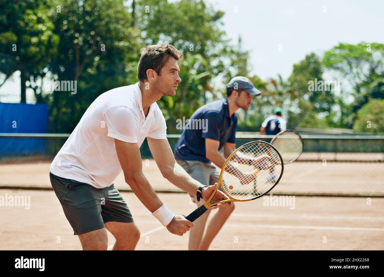 Doppio problema. Tiro di due giocatori di tennis sulla stessa squadra in attesa della palla. Foto Stock