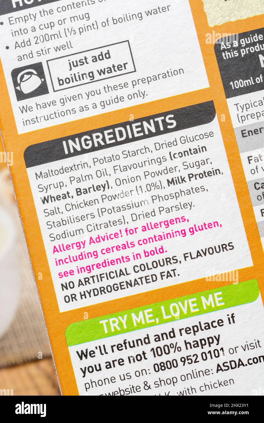 Primi piano su etichetta nutrizionale / dietetica alimentare su confezione di zuppa di pollo istantanea ASDA. Per etichette con marchio e informazioni generali sugli alimenti. Foto Stock