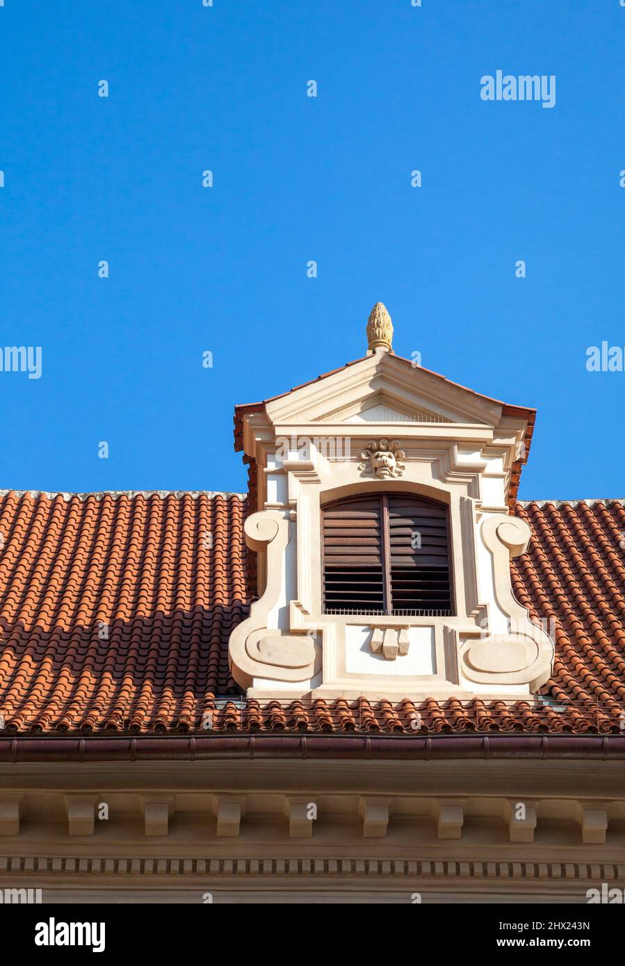 Dormer su un tetto in una giornata di sole Foto Stock