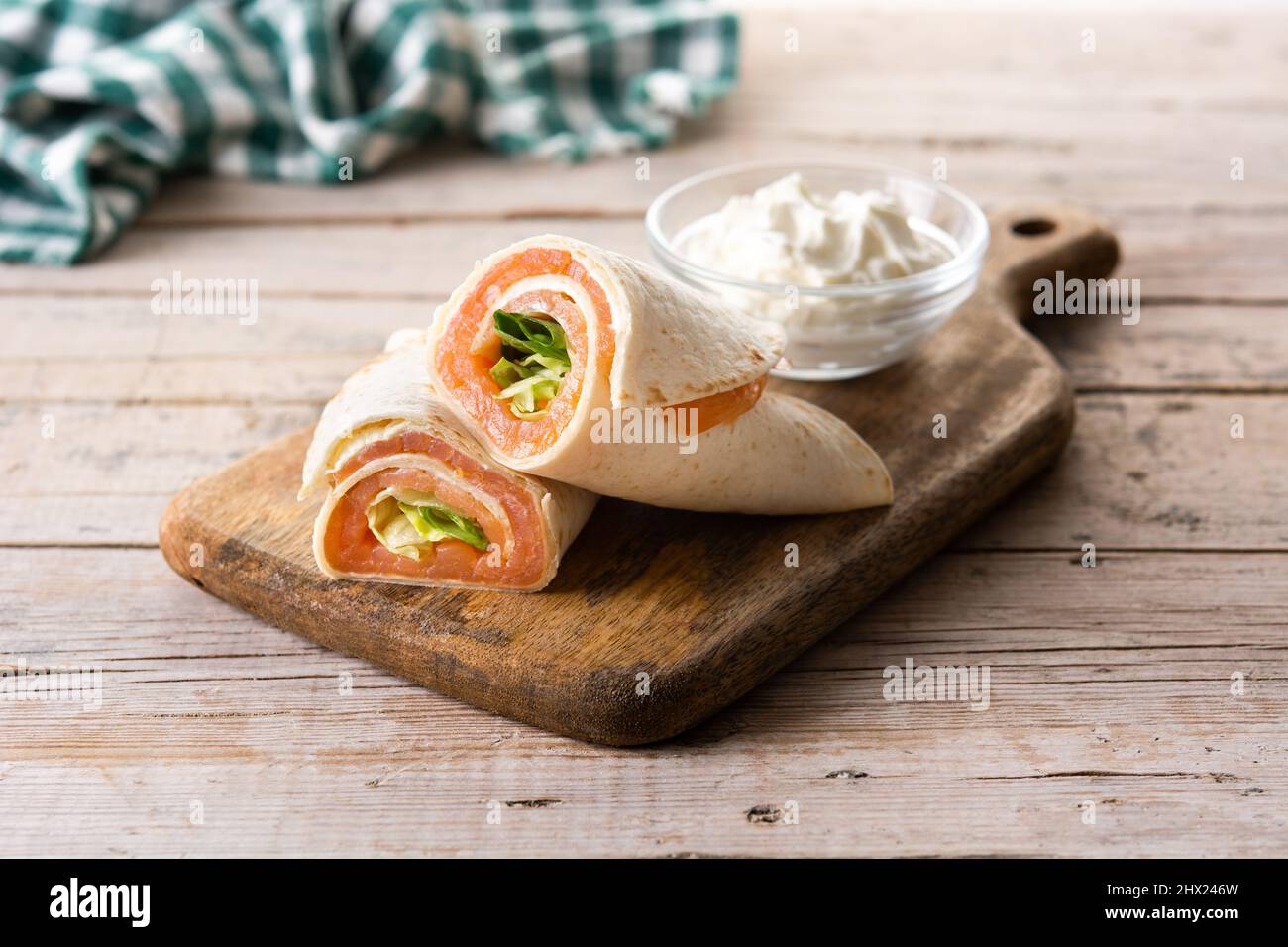 Panini con impacco al salmone con formaggio e verdure su tavola di legno Foto Stock