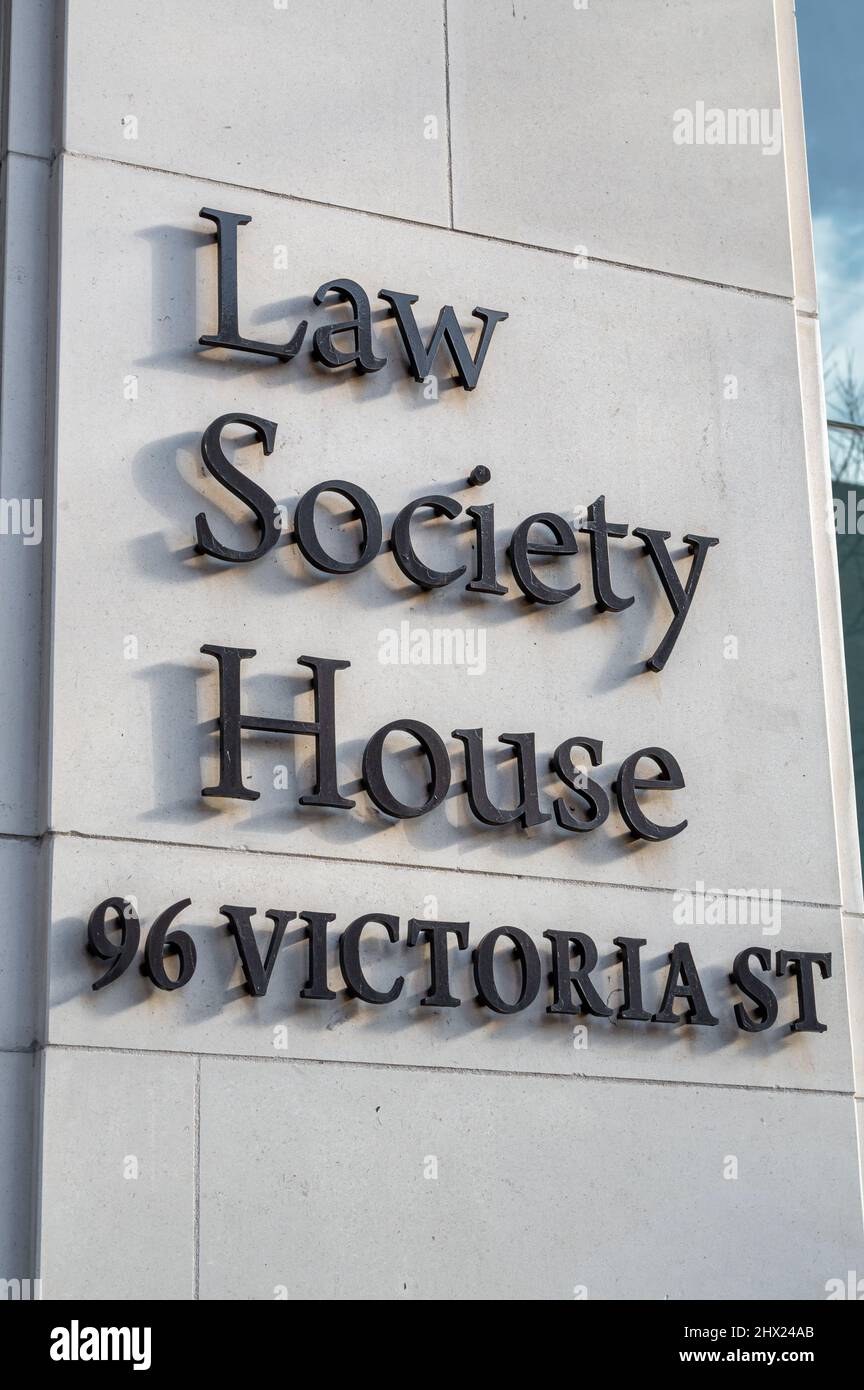 Belfast, UK- 19 febbraio 2022: Il cartello per la Law Society House Building a Belfast, Irlanda del Nord. Foto Stock