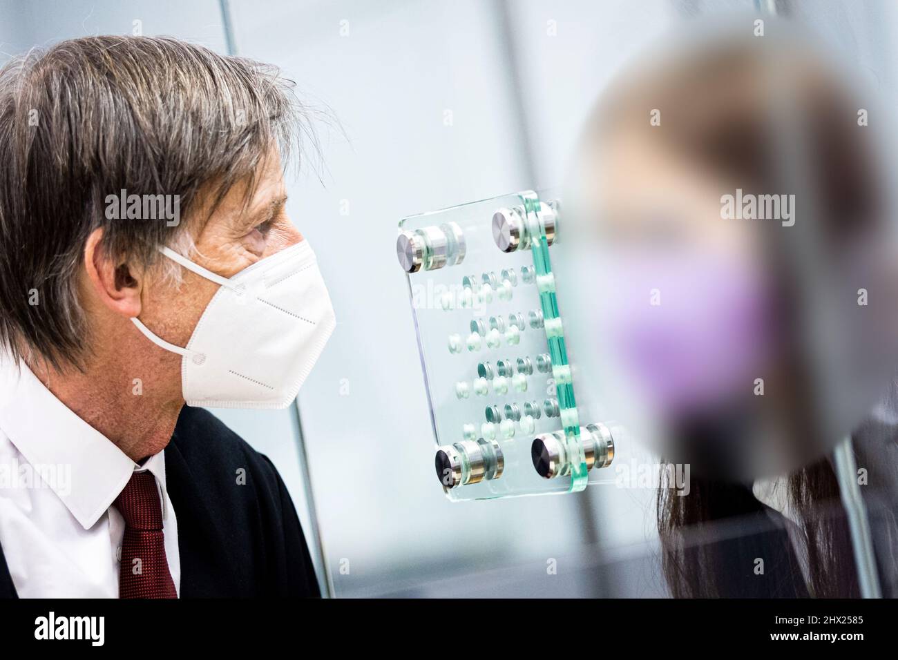 09 marzo 2022, bassa Sassonia, celle: Poco prima dell'inizio del processo, l'imputato si trova in una stanza del Tribunale regionale superiore celle e parla con il suo avvocato di difesa Johannes Pausch (l). La donna presumibilmente partì per la Siria nel 2014 insieme a una ragazza di 16 anni e si unì all'organizzazione terroristica 'Islamic state' (IS) lì. L'imputato avrebbe preso con sé la figlia di quattro anni contro la volontà del padre del bambino. In Siria, aveva sposato diversi MEMBRI DI IS uno dopo l'altro secondo riti islamici. Foto: Moritz Frankenberg/dpa - ATTENZIONE: Il convenuto Foto Stock