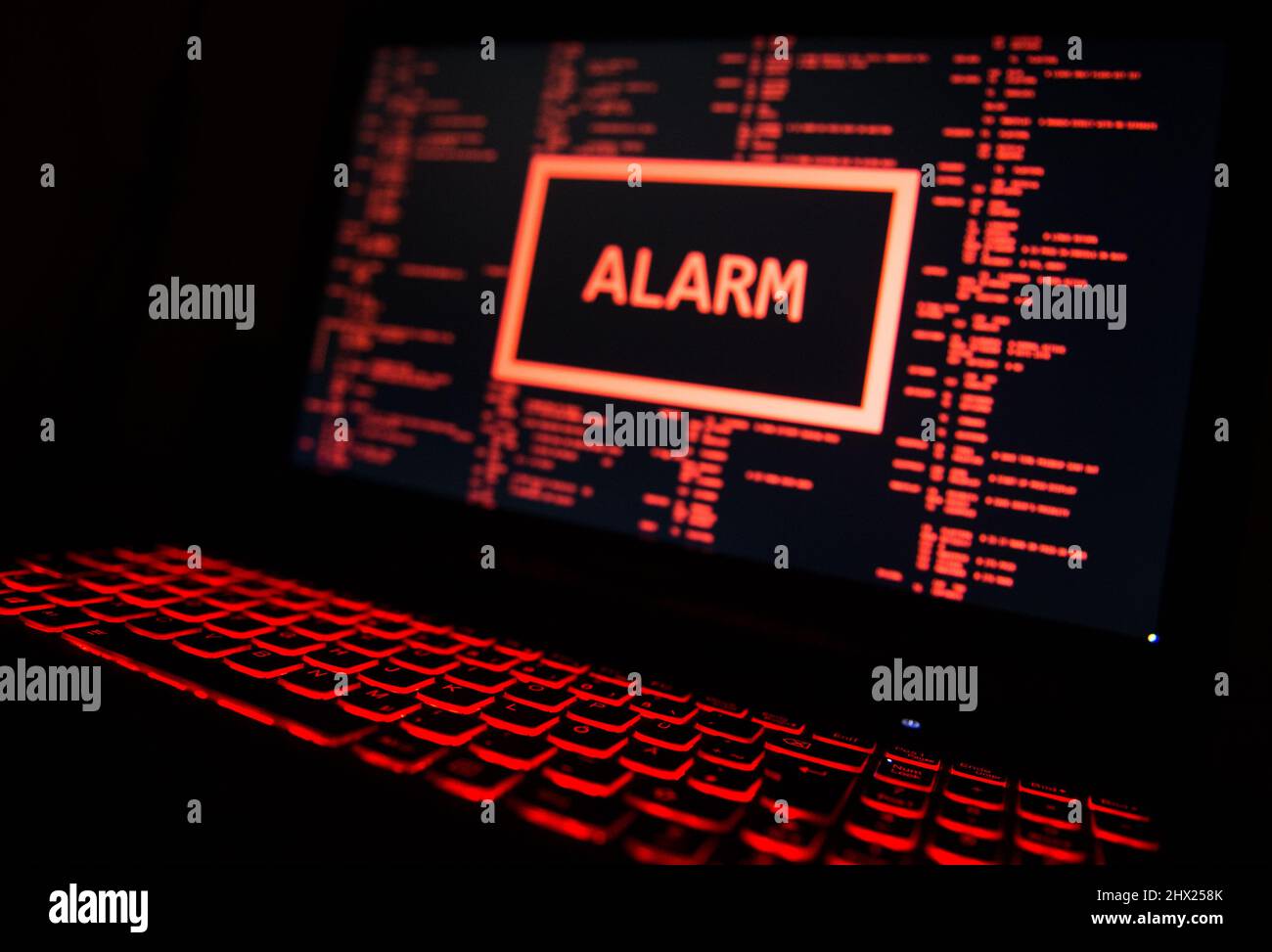 ARCHIVIATO - 19 Novembre 2016, Stoccarda: ILLUSTRAZIONE - Un computer illuminato in rosso visualizza un messaggio di errore fittizio (scena posta). Di fronte al pericolo imminente della rete, le imprese, gli enti pubblici e le istituzioni devono prepararsi meglio, secondo un esperto. "Ora dobbiamo sviluppare con urgenza concetti di sicurezza multilivello per le infrastrutture critiche, che in particolare dispongono anche di piani di emergenza analogici", ha dichiarato mercoledì lo scienziato informatico e il crittografo tedesco Müller-Quade dell'Istituto per la sicurezza e l'affidabilità delle informazioni presso l'Istituto di tecnologia Karlsruhe (KIT) Foto Stock