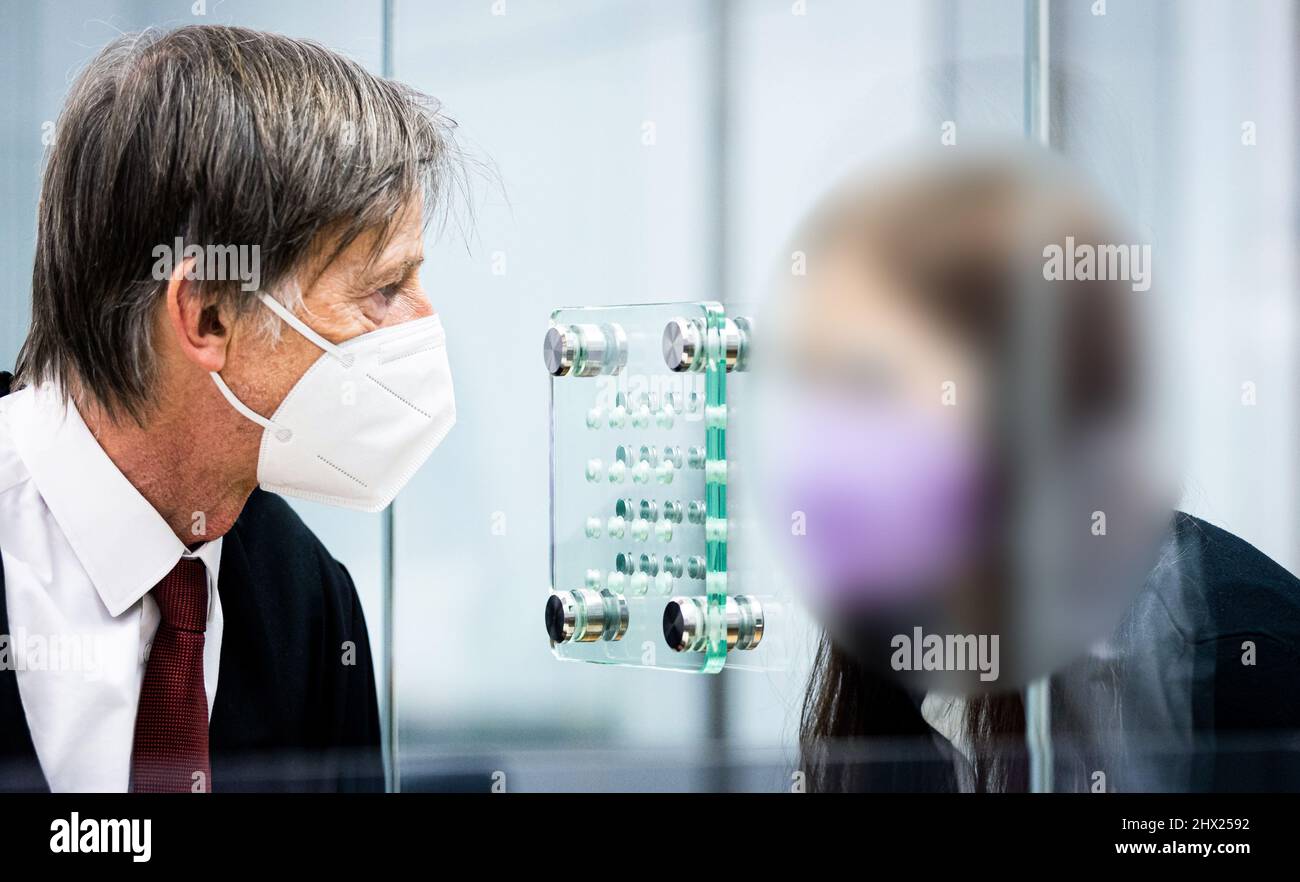 09 marzo 2022, bassa Sassonia, celle: Poco prima dell'inizio del processo, l'imputato si trova in una stanza del Tribunale regionale superiore celle e parla con il suo avvocato di difesa Johannes Pausch (l). La donna presumibilmente partì per la Siria nel 2014 insieme a una ragazza di 16 anni e si unì all'organizzazione terroristica 'Islamic state' (IS) lì. L'imputato avrebbe preso con sé la figlia di quattro anni contro la volontà del padre del bambino. In Siria, aveva sposato diversi MEMBRI DI IS uno dopo l'altro secondo riti islamici. Foto: Moritz Frankenberg/dpa - ATTENZIONE: Il convenuto Foto Stock