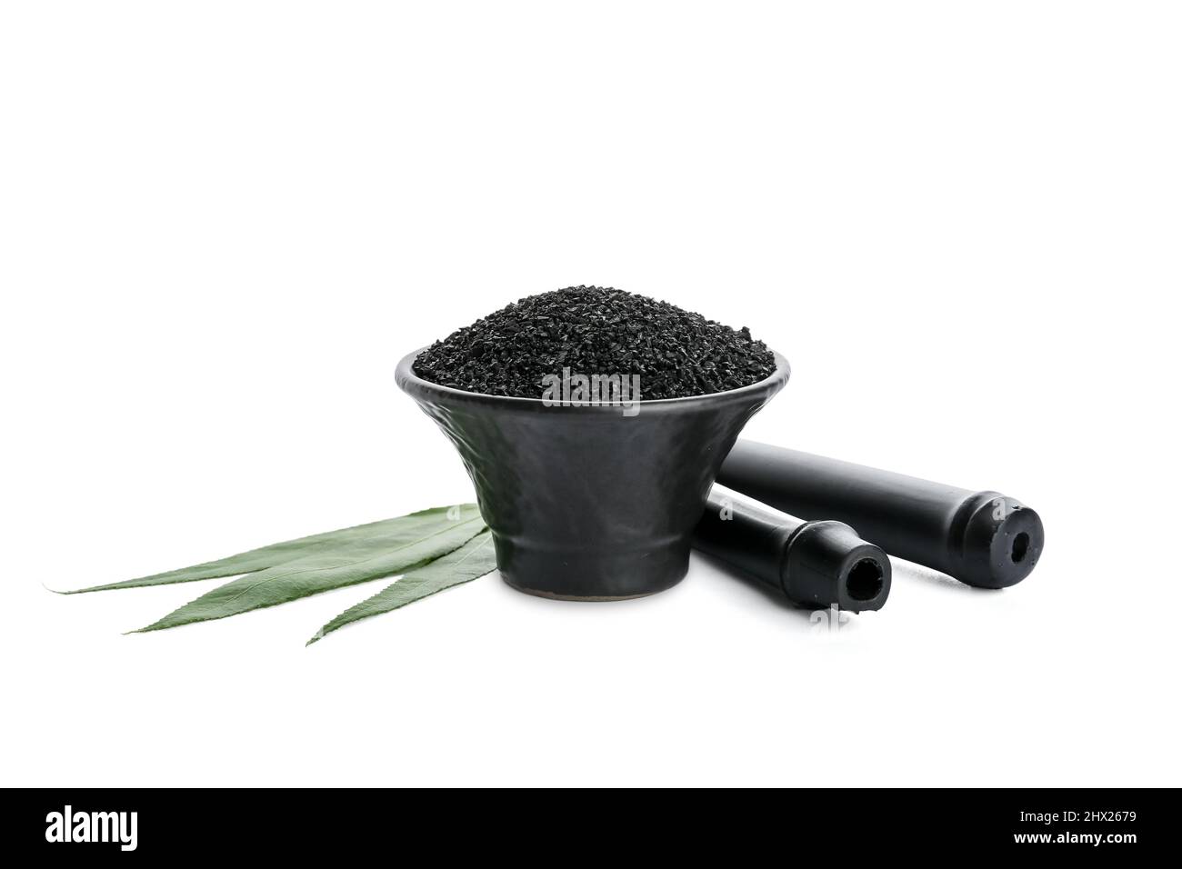 Ciotola di polvere di carbone attivo e bastoncini di bambù nero su sfondo  bianco Foto stock - Alamy