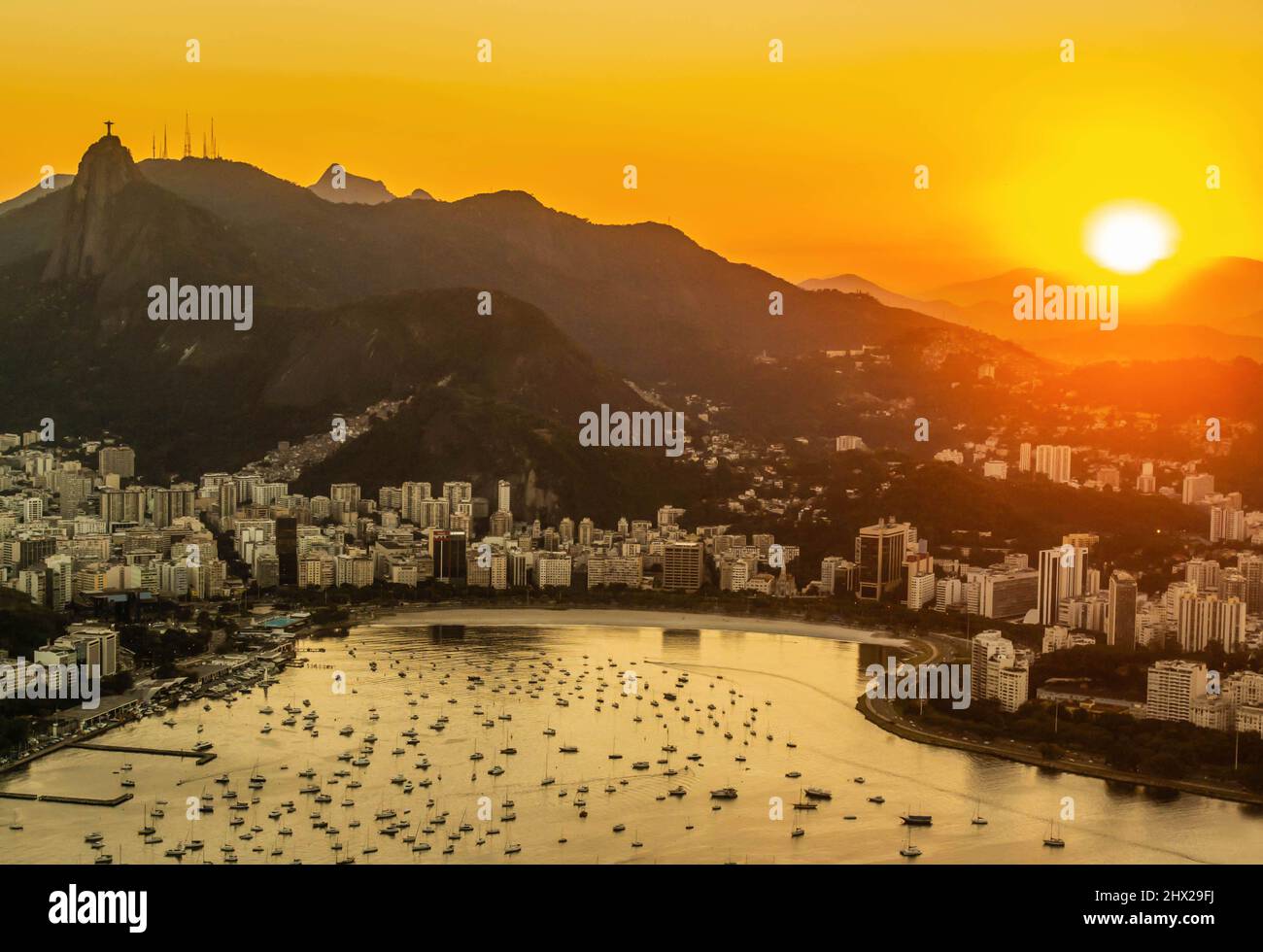 Fotografia della città di Rio de Janeiro al tramonto dal pao de azucar e con una vista sul Corcovado in Brasile Foto Stock