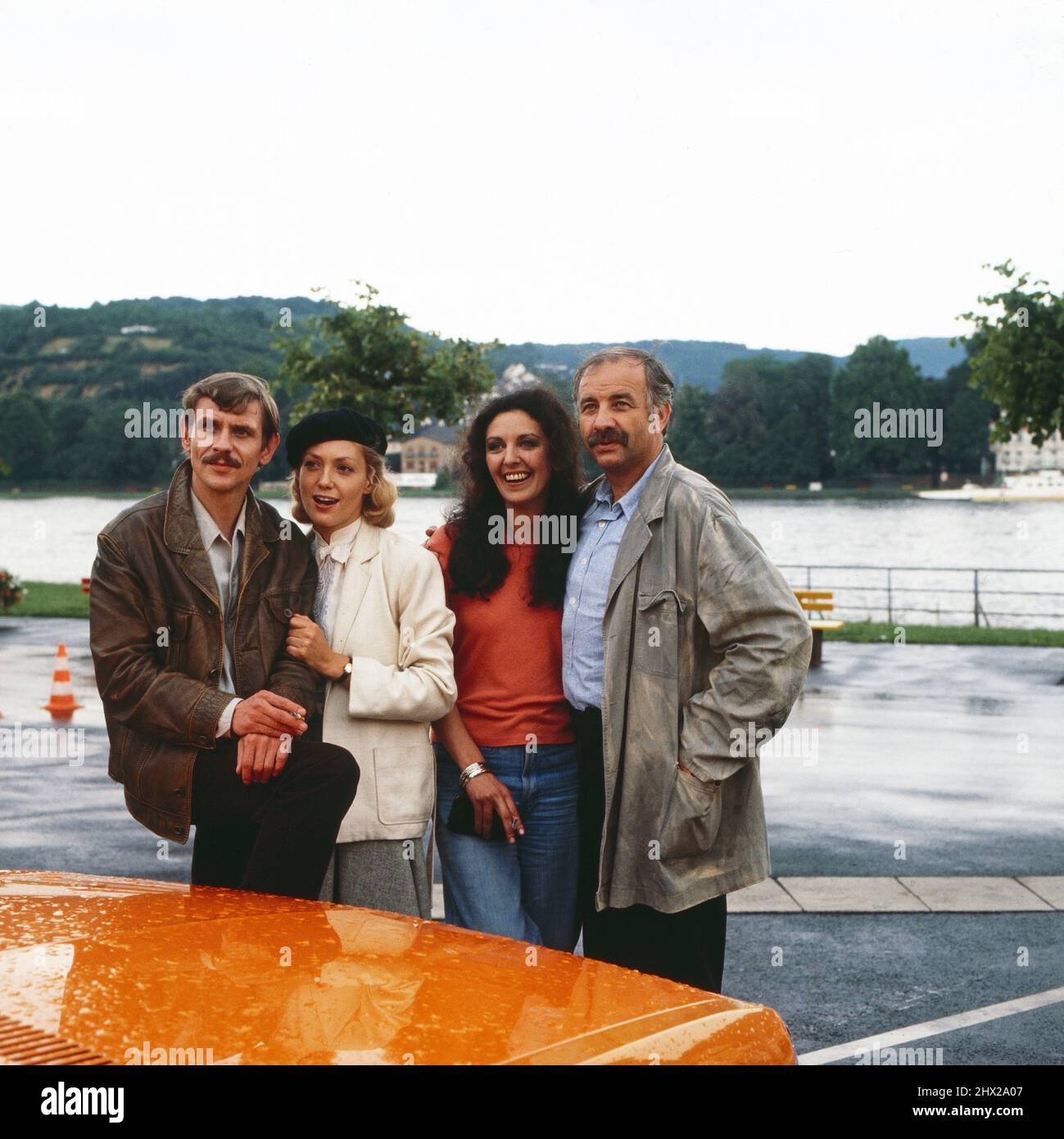 Ruhe sanft, Bruno, ARD Kriminalkomödie, 1983, Regie: Hajo Gies, Szene: Wolf-Dietrich Sprenger als Paul Ritter, Constanze Engelbrecht al Sonja Petrova, Christina Amun al Christine Wagner, Armin Mueller-Stahl al Fjodor Kuschnik. Ruhe sanft, Bruno, TV Crime Comedy, 1983, regia di Hajo Gies, scena: Wolf-Dietrich Sprenger, Constanze Engelbrecht, Christina Amun, Armin Mueller-Stahl Foto Stock