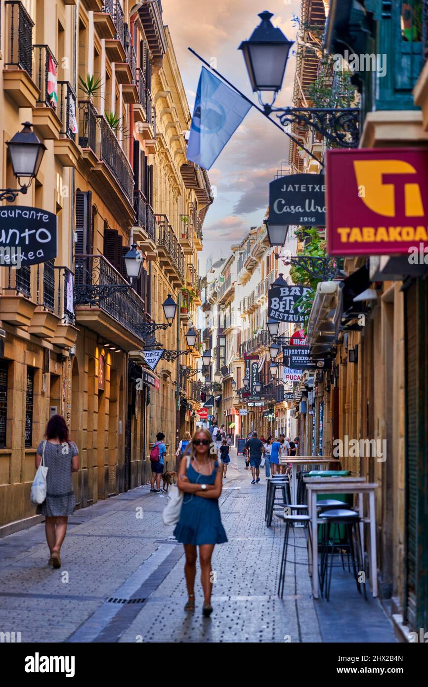 I turisti che camminano nel Parte Vieja, Donostia, San Sebastián, Gipuzkoa, Paesi Baschi, Spagna, Europa, entrare nel parte Vieja è quello di scoprire il Foto Stock
