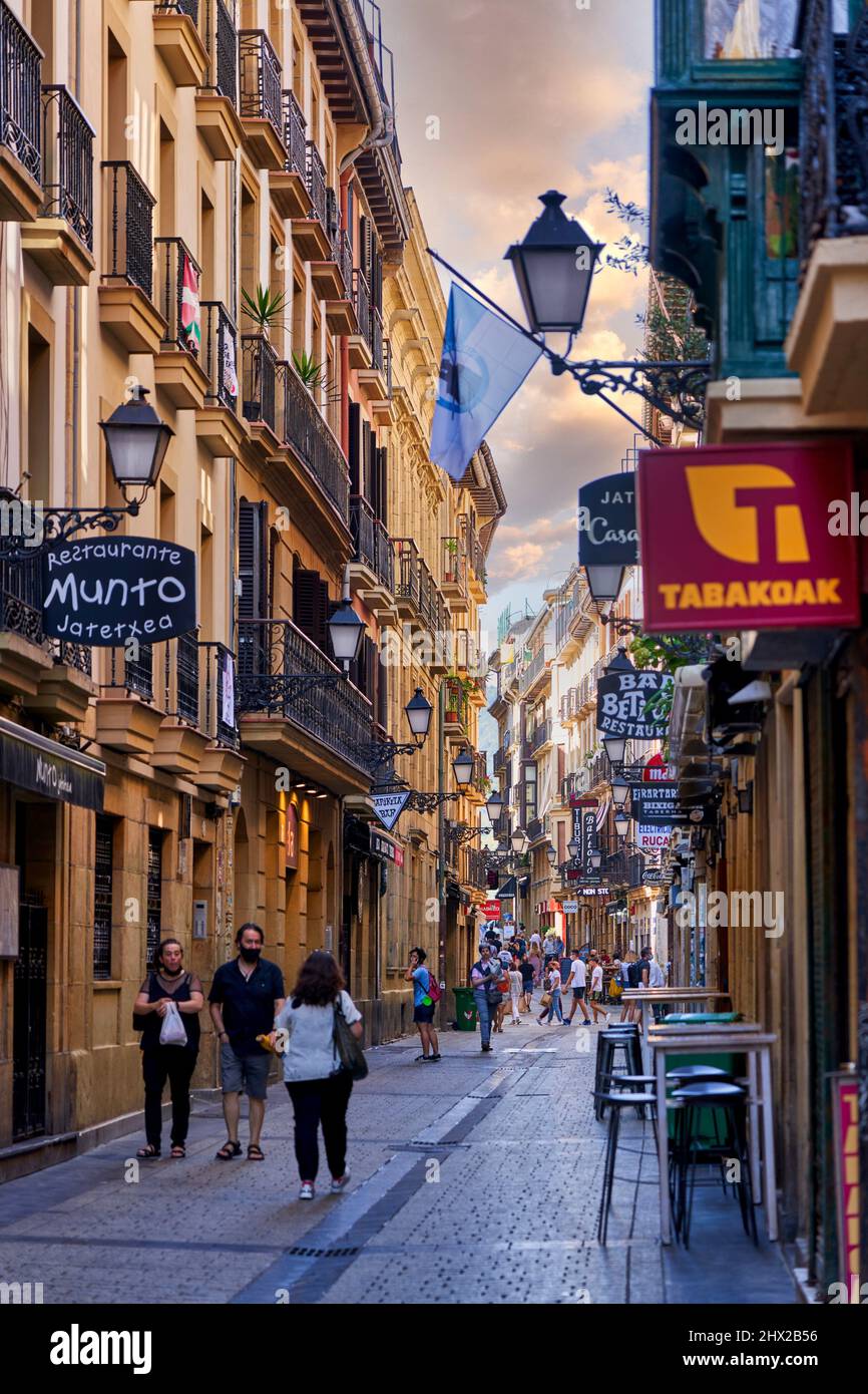I turisti che camminano nel Parte Vieja, Donostia, San Sebastián, Gipuzkoa, Paesi Baschi, Spagna, Europa, entrare nel parte Vieja è quello di scoprire il Foto Stock