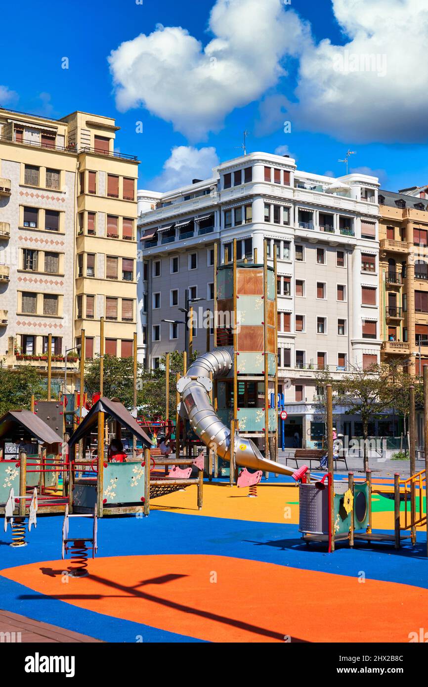 Bambini che giocano in un parco giochi, Plaza Cataluña, Barrio de Gros, uno dei quartieri più suggestivi della città, Donostia, San Sebastián, Foto Stock