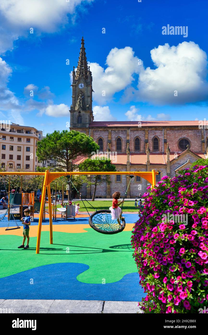 Bambini che giocano in un parco giochi, Plaza Cataluña e San Ignacio Parrocchia, quartiere Gros, uno dei quartieri più suggestivi della città, Foto Stock