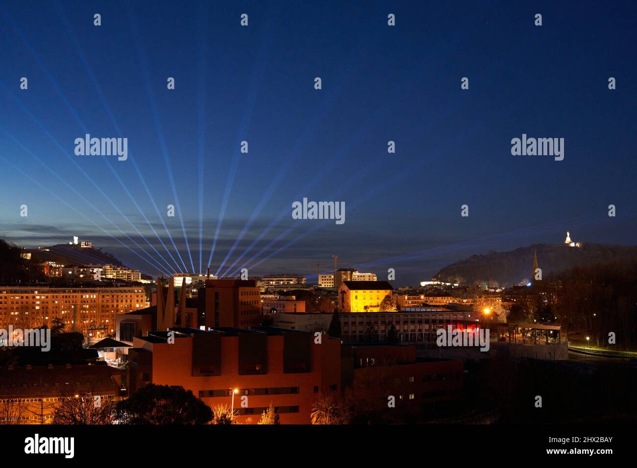 Illuminazione laser da Santa Clara Island, Monte Igeldo a sinistra e Monte Urgull a destra, San Sebastian, una città cosmopolita di 187.000 Foto Stock