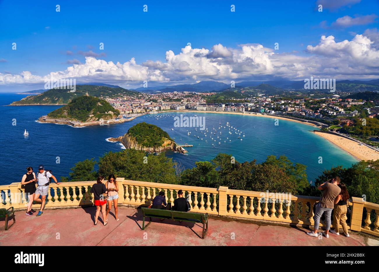 I turisti che fotografano la Baia di la Concha dal punto di vista del Monte Igeldo, Donostia, San Sebastian, città cosmopolita di 187.000 abitanti, nota per Foto Stock