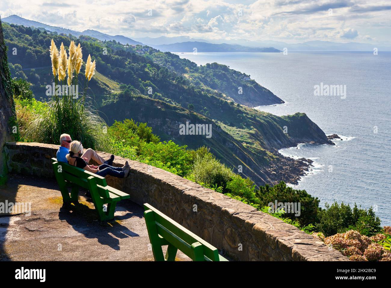 Coppia turistica godendo la costa basca ad un punto di vista del Monte Igeldo, Donostia, San Sebastian, città cosmopolita di 187.000 abitanti, noto per Foto Stock
