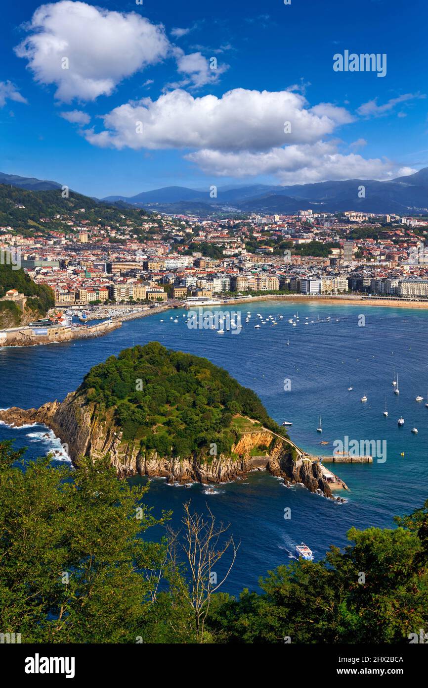 Vista della Baia di la Concha dal Monte Igeldo, Santa Clara Island, Donostia, San Sebastian, città cosmopolita di 187.000 abitanti, nota per la sua Foto Stock