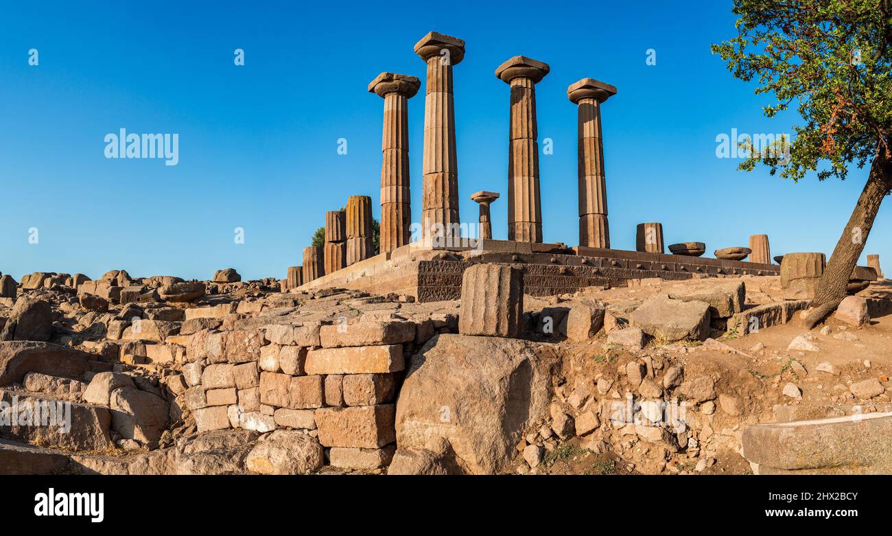 Il Tempio di Atena rovina nella città antica di Assos. Il tempio di Assos fu costruito nel 530 a.C. sul luogo più alto dell'Acropoli. Canakkale, Turchia. Foto Stock
