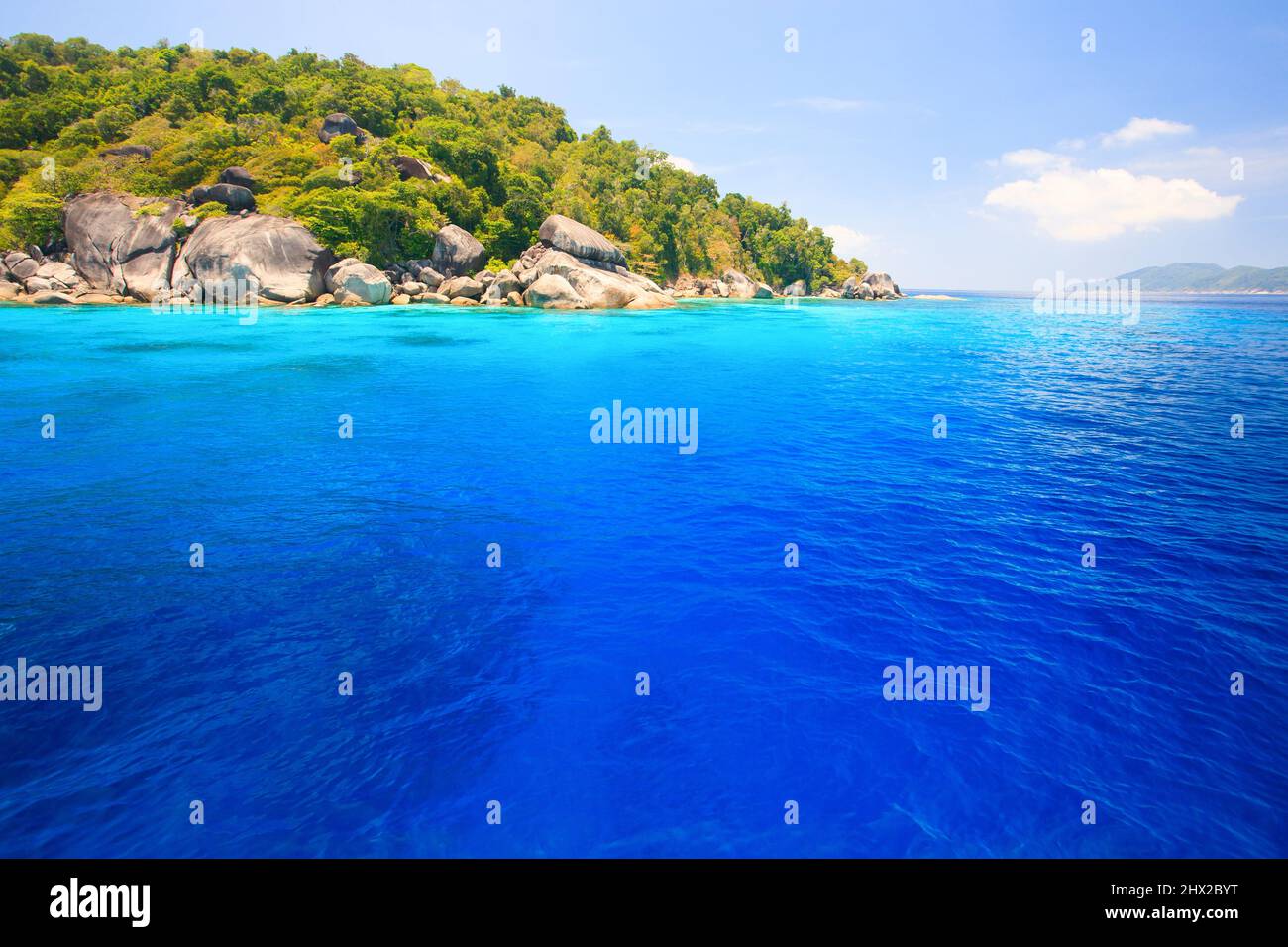 Vista sul mare delle Isole Similan in estate, acqua di mare turchese e cielo blu chiaro. Parco Nazionale MU Ko Similan. Phang Nga, Tailandia. Foto Stock
