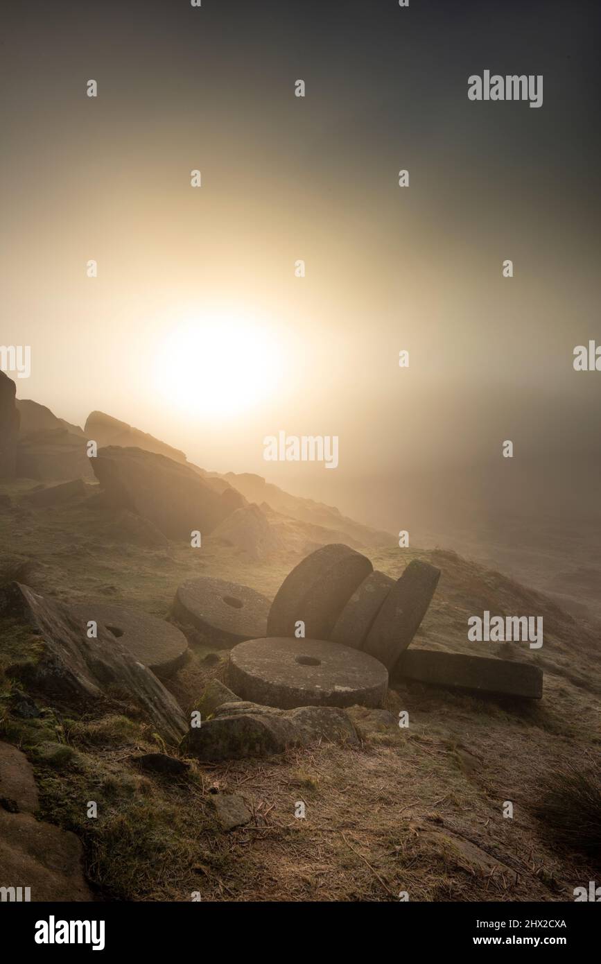 Misty alba. Stanage EDGE, Peak District National Park, Derbyshire, inghilterra, Regno Unito Foto Stock