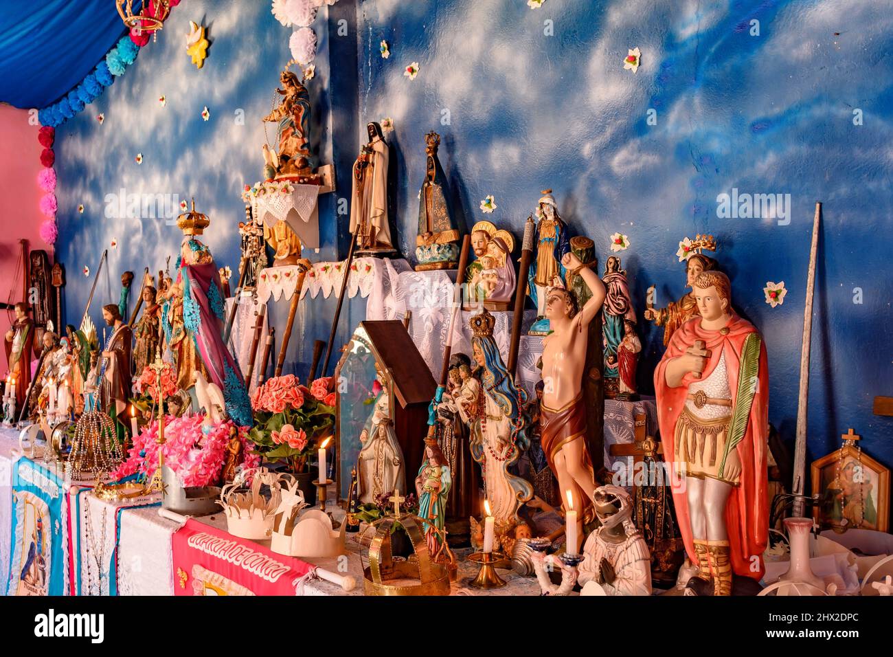 Altare religioso brasiliano che mescola elementi di umbanda, candomblé e cattolicesimo nel sincretismo presente nella cultura e nella religione locale. Foto Stock